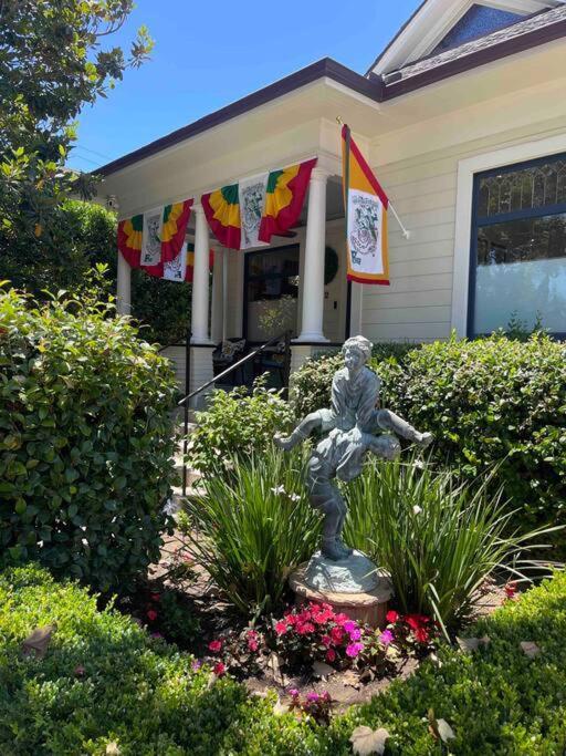Upscale Downtown Home Walk To Beach Shops Bars 2 Santa Barbara Eksteriør billede